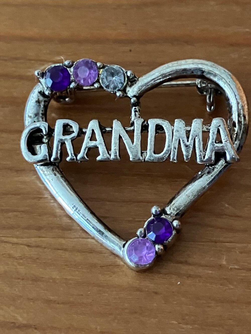 Silver toned heart-shaped "GRANDMA' Brooch accented dark and light purple stones